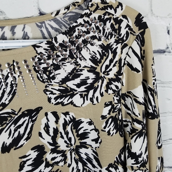 TRADITION | floral embellished neckline blouse - Picture 2 of 8